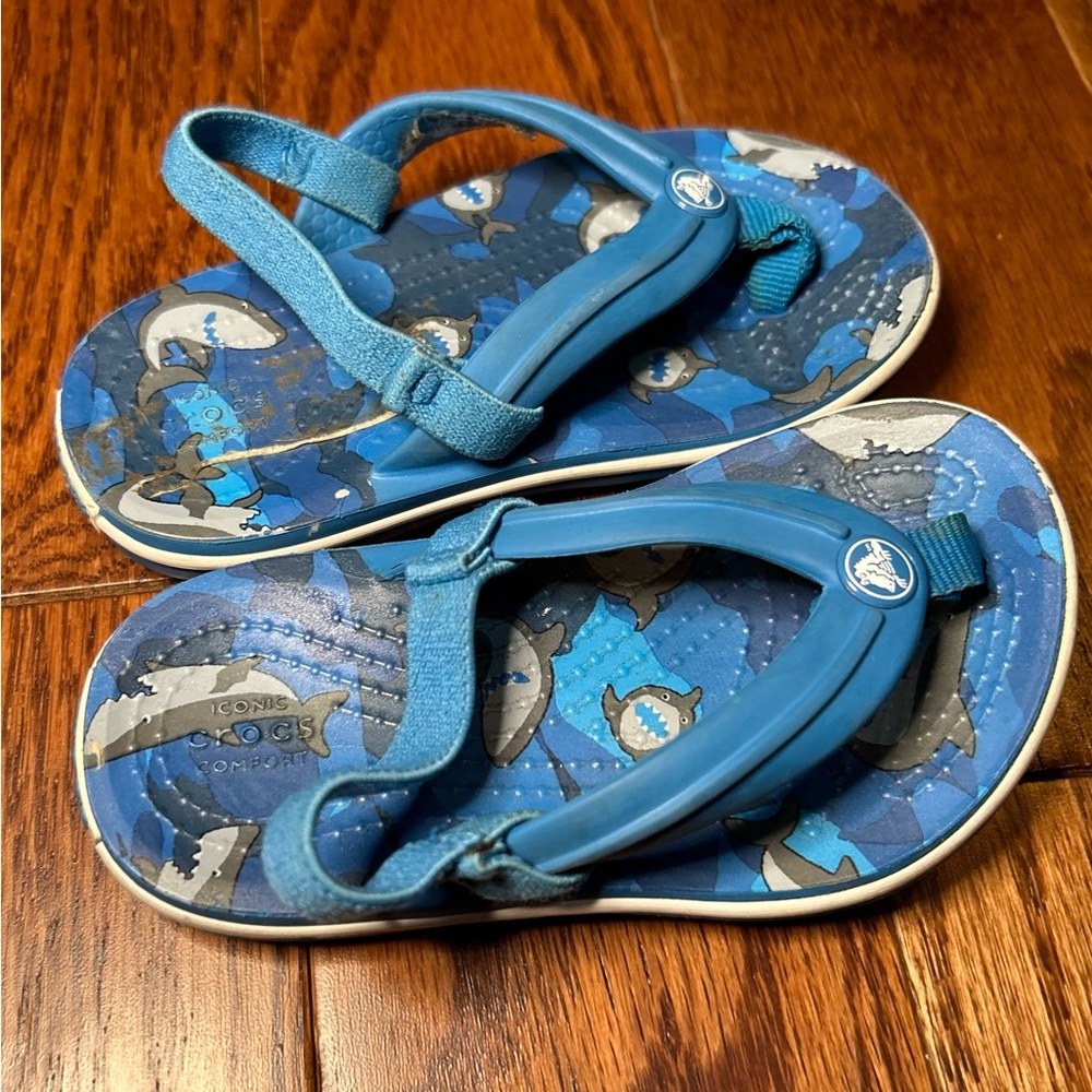 CROCS Baby Crocband Shark Strap Flip in blue size 6
